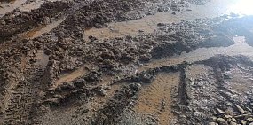 Разворотили дорогу в Ясном вдоль строящейся набережной, фото: тг-чат Евгения Солнцева