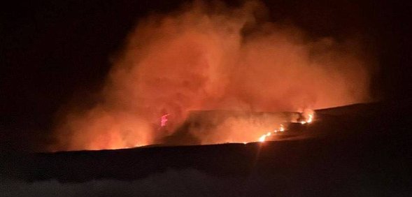 В Гайском округе горит сухая трава и кустарник. Водителей просят воздержаться от поездок