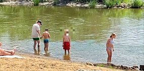 Отдыхающие на пляже у Красной площади