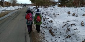 В Оренбурге дети ходят в школу по проезжей части из-за огромных куч снега