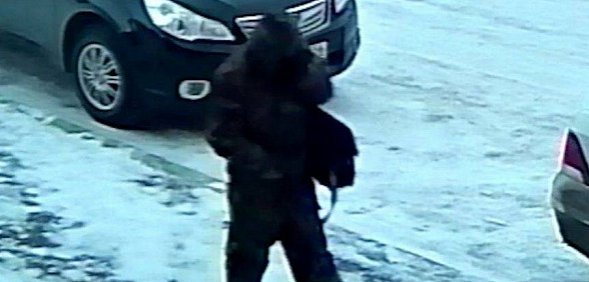 Фотография предполагаемого убийцы с камер видеонаблюдения, СК