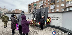 Памятник в сквере