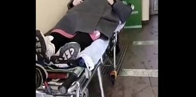 Соцсети: Лежачую бабушку на каталке привезли в банк, чтобы разблокировать карту (видео) 