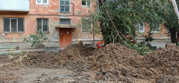 Орский двор после ремонтных работ напоминает минное поле