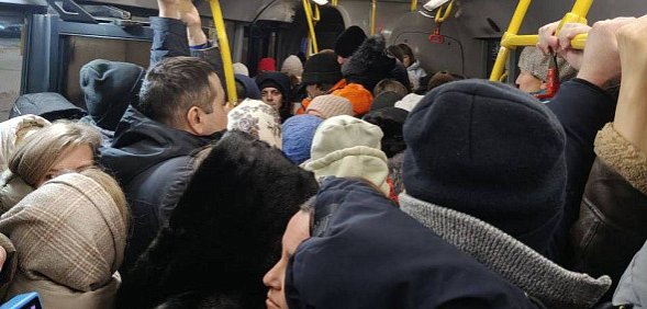 «Кондуктор физически не могла пройти по салону»: В Оренбурге депутат прокатился в час пик на автобусе №20