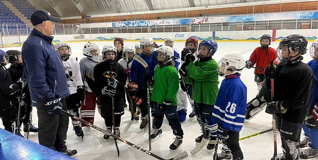 Будущее детских хоккейных команд Оренбурга под вопросом? Жалобы родителей и комментарий руководства 