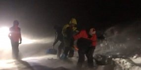 Жители Губерли пробирались к себе домой через снежные заносы