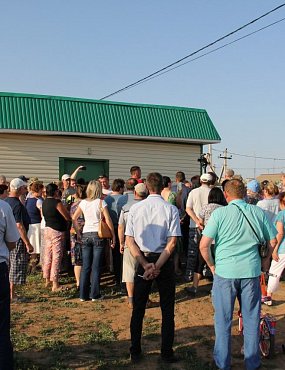 Жители поселка Ростоши вышли на народный сход из-за строительства дороги