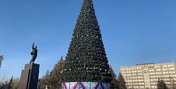 Почти в 1,5 млн рублей обойдется администрации Орска установка главной елки и украшение Комсомольской площади