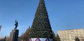 Почти в 1,5 млн рублей обойдется администрации Орска установка главной елки и украшение Комсомольской площади