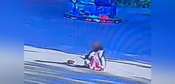 Во время нападения. Стоп-кадр из видео УМВД по региону 