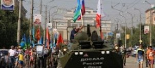 В Орске колонну ВДВ возглавил бронетранспортер