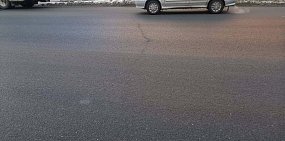 В асфальте на улице Жукова в Оренбурге, отремонтированном в 2020 году, появились трещины 