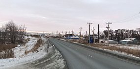 В поселке на окраине Орска нет ни одного пешеходного перехода, а трасса делит его пополам