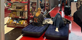 Пассажиры на надувных матрасах в аэропорту в Москве, фото: очевидец Светлана