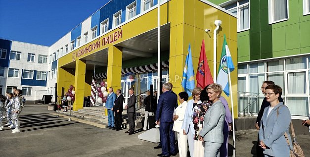 Линейка в Нежинском лицее в прошлом году 