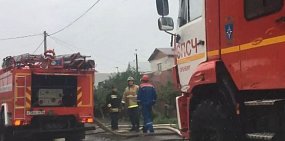 В Оренбурге на улице Орской загорелся дом