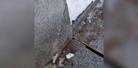 Треснувший гранит на спуске к Уралу в Оренбурге обещают заменить по гарантии