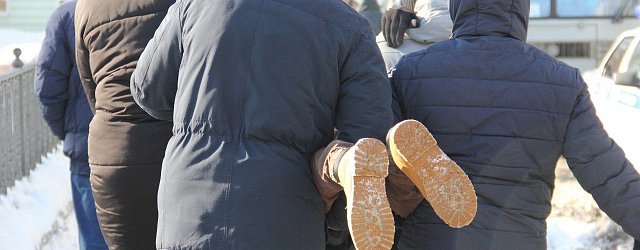 Момент задержания участника митинга в Оренбурге