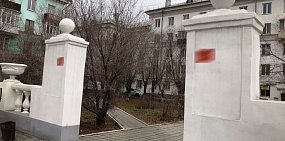Отремонтированную балюстраду в центре Орска обклеили рекламными листовками
