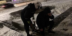 В Оренбурге мужчина застрял в ливневке