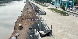Пляж на набережной в Оренбурге начали благоустраивать за две недели до открытия. Работы ведет компания из Питера