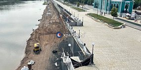 Пляж на набережной в Оренбурге начали благоустраивать за две недели до открытия. Работы ведет компания из Питера