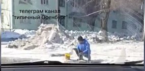 Житель Новотроицка набирает воду из лужи (видео). На прилавках магазина не осталось питьевой воды