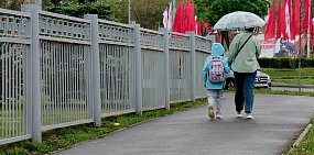 В Оренбурге ураганный ветер сорвал крышу с одного здания, она рухнула на соседний объект и повредила его