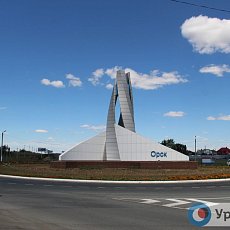 Клумба в июле 2019 года. По условиям прошлогодней закупки, на ней должны были расти цветы