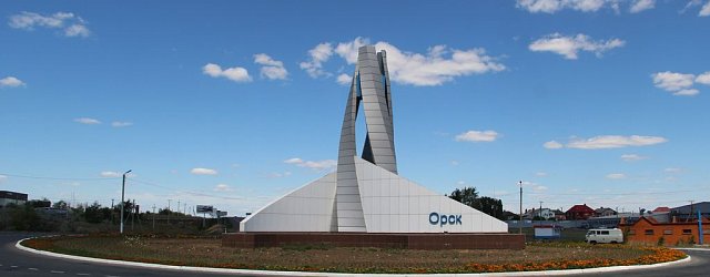 Клумба в июле 2019 года. По условиям прошлогодней закупки, на ней должны были расти цветы