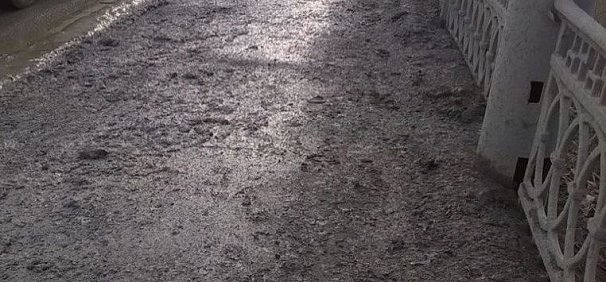 Пешеходная дорожка на Гагаринском путепроводе Орска покрыта толстым слоем грязи