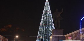 Елка на Комсомольской площади в Орске. Фото из архива