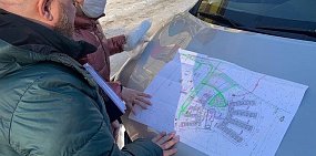 Татьяна Савинова и Андрей Попов на будущем месте строительства новой инфекционной больницы в Оренбургском районе. Фото: Минздрав Оренбургской области