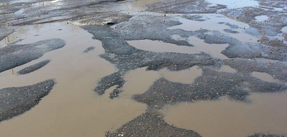 Жители Оренбурга жалуются на плохую дорогу по улице Лесозащитной