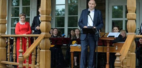 Евгений Солнцев на территории музея. Источник: Правительство Оренбургской области