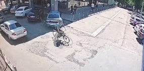 Момент кражи велосипеда. Стоп-кадр из видео УМВД по Оренбургской области 
