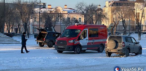 На площади Ленина в Оренбурге недалеко от здания правительства загорелся автомобиль Niva