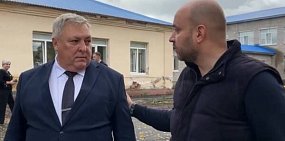 Хлопок по плечу. Источник: Стоп-кадр из видео, размещенном в соцсетях
