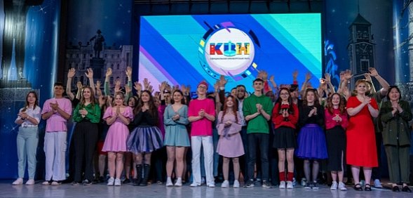 Команды КВН на сцене