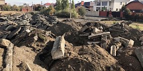Частный сектор в районе улицы Энергетиков Орска заваливают старыми бордюрами, блоками и асфальтом