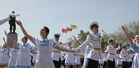 В Оренбурге 10 тысяч школьников станцевали Вальс Победы