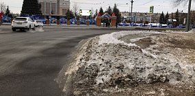 В Орске дороги и тротуары посыпают песко-соляной смесью, техника снимает с улиц наледь