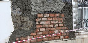 В Орске обвалившуюся стену дома до сих пор восстанавливают