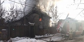 В Орске горит двухэтажный частный дом