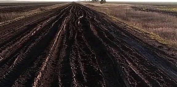 Дорога в плачевном состоянии в Курманаевском районе, фото: скрин видео из тг-чата Евгения Солнцева