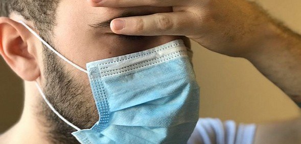 Какой стороной надевать медицинскую маску и как правильно ее носить? Инструкция