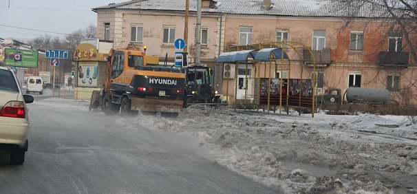 Авария на водоводе на площади Гагарина в Орске превратила дорогу в каток с буграми