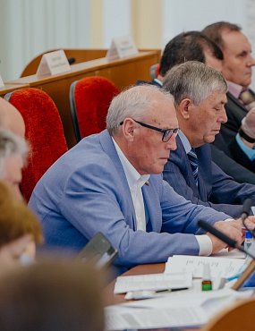 «Саботаж самой идеи борьбы с пандемией»: как соцсети отреагировали на фото депутатов без масок