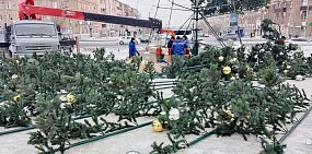 В Орске разбирают главную городскую новогоднюю елку